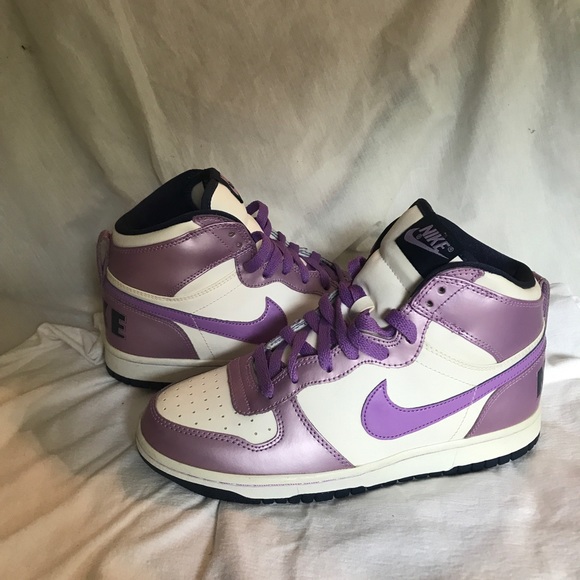 Women’s Nikes - Picture 6 of 6